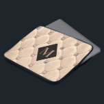 Capa Para Notebook monograma luxuoso de ouro tufado<br><div class="desc">Nossa coleção "luxuosa tufada" contém belos fundos de ouro rosa e ouro tufados com rochas. No meio está um espaço reservado em forma de diamante para monograma e informações comerciais em diferentes cores. Verifique em nossa loja se há mais itens complementares nesta coleção.</div>