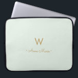 Capa Para Notebook Monograma Moderno em Grafite Verde Dourado<br><div class="desc">Um design de monograma moderno e elegante com tipografia manuscrita dourada minimalista e tipografia sans serif em um elegante fundo pastel pálido Verde Grafite. O monograma e o nome podem ser facilmente personalizados.</div>
