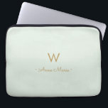 Capa Para Notebook Monograma Moderno em Verde Sage Dourado<br><div class="desc">Um design de monograma moderno e elegante com tipografia manuscrita dourada minimalista e tipografia sans serif em um elegante fundo pastel pálido Verde Sage. O monograma e o nome podem ser facilmente personalizados.</div>