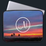 Capa Para Notebook Monograma moderno personalizado de fotografia azul<br><div class="desc">Digite a letra do monograma de sua escolha e termine a cada dia que você usar essa bolsa de laptop inspiradora de neopreno de um atordoante pôr do sol de vermelhos brilhantes, laranjas e azuis profundos. Esta bolsa de laptop tem três tamanhos: 15", 13" e 10". Um presente de excelente...</div>