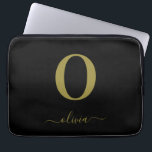 Capa Para Notebook Monograma Nome em Letra Personalizada Preto e Dour<br><div class="desc">Este monograma elegante e design de nome em letra cursiva pode ser dado como presente de aniversário,  lembrança de casamento,  chá de noiva ou qualquer ocasião. Ele pode ser personalizado com a inicial e o nome da pessoa.</div>