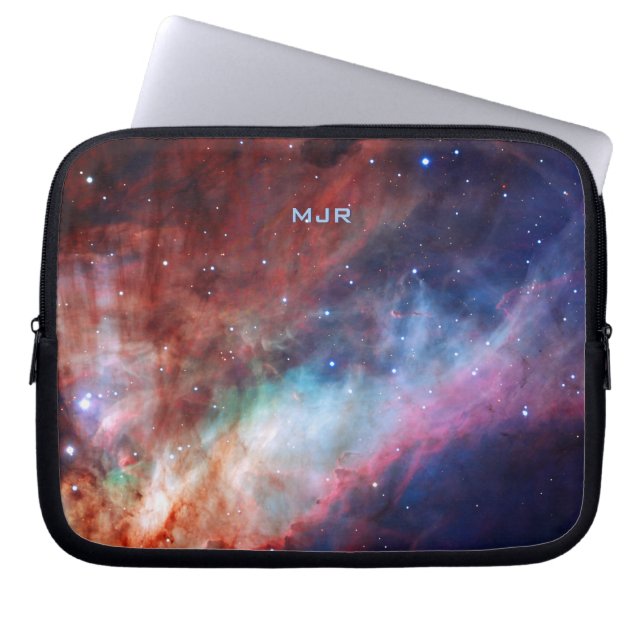 Capa Para Notebook Monograma Omega Nebula - Nosso Incrível Universo (Frente)