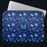 Capa Para Notebook Monograma, Padrão de Ornamentado de Férias Judaica<br><div class="desc">Monograma. Feliz Festa de Hanukkah Marinho de Férias Judaicas Padrão de Menorah Azul. Decoração de Feriado Judeu Chanukkah com o símbolo decorativo tradicional de Chanuka - Marinho Blue color hanukkiah menorah, candelabro com velas, estrela de David e ilustração azul neon brilhante. Festa de Chanucá das Luzes Decoração do Evento. Jerusalém,...</div>