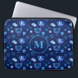 Capa Para Notebook Monograma, Padrão de Ornamentado de Férias Judaica<br><div class="desc">Monograma. Feliz Festa de Hanukkah Marinho de Férias Judaicas Padrão de Menorah Azul. Decoração de Feriado Judeu Chanukkah com o símbolo decorativo tradicional de Chanuka - Marinho Blue color hanukkiah menorah, candelabro com velas, estrela de David e ilustração azul neon brilhante. Festa de Chanucá das Luzes Decoração do Evento. Jerusalém,...</div>