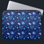 Capa Para Notebook Monograma, Padrão de Ornamentado de Férias Judaica<br><div class="desc">Monograma. Feliz Festa de Hanukkah, Feriado Judeu, padrão de Menorah Azul. Decoração de Feriado Judeu Chanukkah com o símbolo decorativo tradicional de Chanuka - Marinho Blue color hanukkiah menorah, candelabro com velas, estrela de David e ilustração azul neon brilhante. Festa de Chanucá das Luzes Decoração do Evento. Jerusalém, Israel. Eletrônicos...</div>