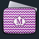 Capa Para Notebook Monograma Personalizado de Chevron Roxo Orquídeo<br><div class="desc">Esta moda, giro-design apresenta um padrão brilhante e colorido de orquídea - púrpura em dois tons alternados de fúcsia / púrpura em um fundo branco. Ele tem um espaço esboçado em forma de flor onde você pode adicionar seu monograma / inicial em roxo para personalizar. É uma design na moda-muito...</div>