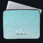 Capa Para Notebook Monograma Personalizado de Nome da Lâmina Azul<br><div class="desc">Design de brilho azul azul com efeito ombre, a brilha azul desaparece sobre um fundo branco. Você pode personalizar essa bolsa de laptop elegante com seu nome e monograma ou outro texto. Bolsa de laptop de presente personalizada perfeita. Se precisar de ajuda ou produtos correspondentes, entre em contato conosco através...</div>