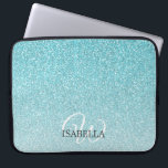 Capa Para Notebook Monograma Personalizado de Nome da Lâmina Azul<br><div class="desc">Design de brilho azul azul com efeito ombre, a brilha azul desaparece sobre um fundo branco. Você pode personalizar essa bolsa de laptop elegante com seu nome e monograma ou outro texto. Bolsa de laptop de presente personalizada perfeita. Se precisar de ajuda ou produtos correspondentes, entre em contato conosco através...</div>