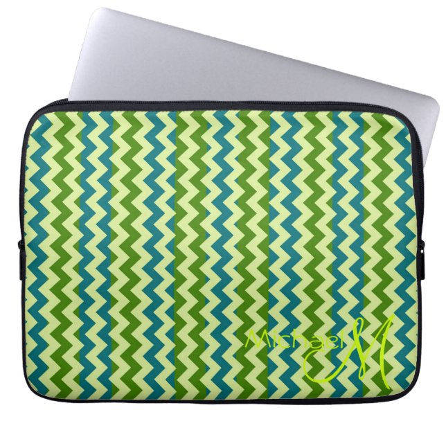 Capa Para Notebook Monograma Personalizado de Tendy Green Chevron Zig (Frente)