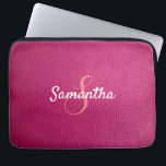 Capa Para Notebook Monograma personalizado e couro rosa<br><div class="desc">Uma bela bolsa de laptop de impressão de couro rosa.
Você pode personalizá-lo com seu nome e monograma inicial.</div>