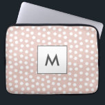 Capa Para Notebook Monograma pontilhado cor-de-rosa<br><div class="desc">Um simples e elegante design cor-de-rosa,  com algumas bolinhas brancas. Facilmente personalizável com seu nome ou monograma.</div>