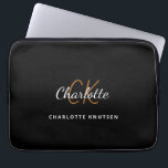 Capa Para Notebook Monograma preto em initails nome script<br><div class="desc">Um clássico fundo preto de chic. Personalize e adicione seu primeiro nome,  iniciais do monograma e nome do cheio. O primeiro nome é escrito com um moderno estilo escrito à mão. Moderno,  moderno e simples.</div>