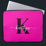 Capa Para Notebook Monograma Preto Rosa Quente<br><div class="desc">Esta simples e elegante bolsa de laptop rosa-quente de 15" com seu primeiro nome em uma letra de script de tendência em branco e sua primeira inicial em uma fonte moderna de boné em preto é perfeita para você. É na moda e moda e, no entanto, muito clássico. É único,...</div>
