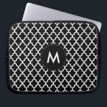 Capa Para Notebook Monograma Quatrefoil Preto e Branco<br><div class="desc">Bolsa de laptop de Quatrefoil Preto e Branco pronta para você personalizar. ⭐ Este produto é 100% personalizável. Gráficos e/ou texto podem ser adicionados, excluídos, movidos, redimensionados, mudados, rotacionados etc... (basta clicar na área "EDIT DESIGN") ⭐ 99% dos meus designs na minha loja são feitos em camadas. Isso facilita o...</div>