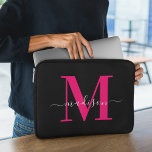 Capa Para Notebook Monograma Rosa Quente Preto e Negrito Menor Menor<br><div class="desc">Atualize o seu estilo técnico com a nossa Bolsa de laptop inicial monocromática moderna, limpa, preta e cor-de-rosa escuro. Criada com um aspecto preto elegante acentuado por meio de riscas em negrito com iniciais monocromáticas cor-de-rosa, esta manga oferece proteção moderna com um toque de elegância personalizada. Eleve a aparência do...</div>
