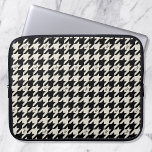 Capa Para Notebook Monogramo Houndstooth Personalizado Preto Desbranc<br><div class="desc">Tratar-se a si próprio ou a alguém amado a uma bolsa de laptop de monograma. Apresentando o padrão icônico de Houndstooth em preto neutro e branco desligado. Esta xadrez eterno é um tema recorrente no mundo design - ousado, moderno e nunca saindo do estilo! Suas iniciais estão incorporadas no padrão,...</div>