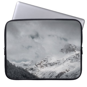CAPA PARA NOTEBOOK MONTANHA COBERTA DE NEVE SOB PELE NUVEM DURANTE O