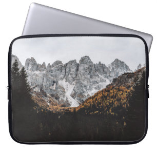 Capa Para Notebook MONTANHA ROCKY cinza COM ÁRVORES ABAIXO DO DIA
