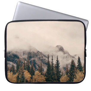 Capa Para Notebook Montanhas com neblina e floresta no Parque Naciona
