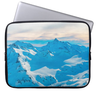 Capa Para Notebook Montanhas com picos de neve e arranha-sol,alpino