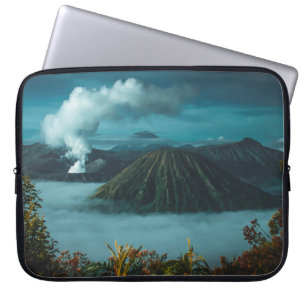 CAPA PARA NOTEBOOK MONTANHAS VERDES CERCADAS POR NUVENS BRANCAS