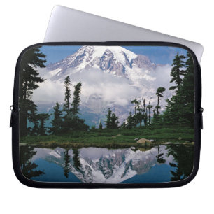 Capa Para Notebook Monte Rainier refletido em uma lagoa de montanha