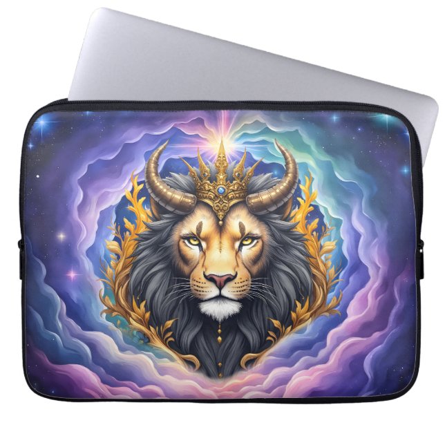 Capa Para Notebook Moonlit Guardians – Cosmic lion. (Frente)