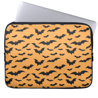 Capa Para Notebook Morcegos de Halloween sobre fundo laranja