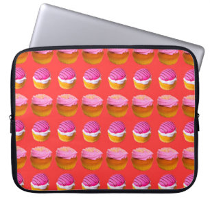Capa Para Notebook Muffins, cupcakes com creme branco e rosa em um r