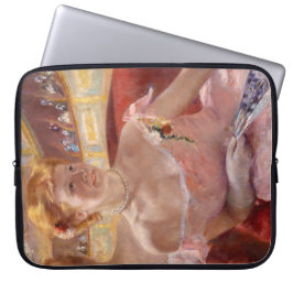 Capa Para Notebook Mulher Americana com Colar Pérola e Vestido Rosa