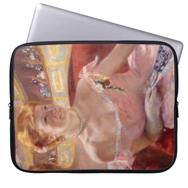 Capa Para Notebook Mulher Americana com Colar Pérola e Vestido Rosa (Frente)