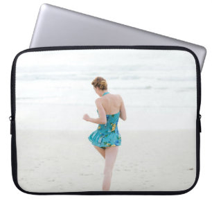 Capa Para Notebook Mulher caminhando na praia perto da praia