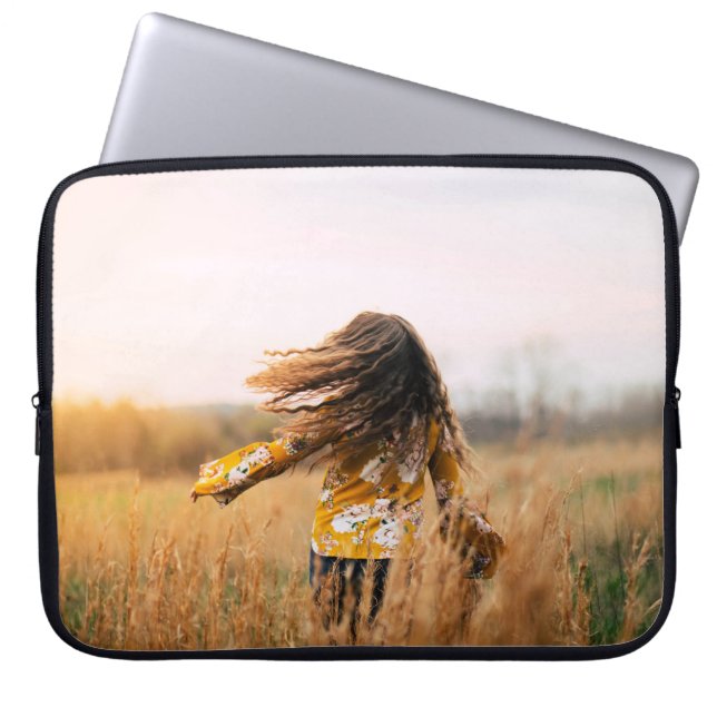 Capa Para Notebook Mulher caminhando no campo de dia (Frente)