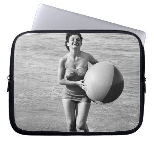 Capa Para Notebook Mulher com uma bola de praia