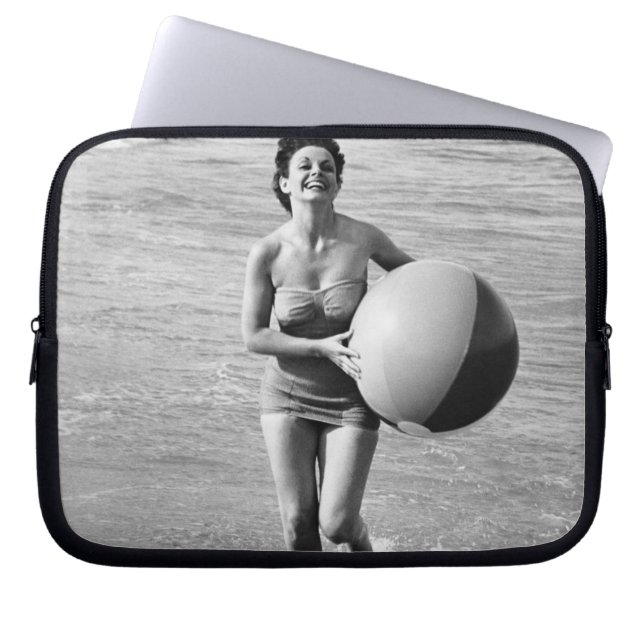 Capa Para Notebook Mulher com uma bola de praia (Frente)