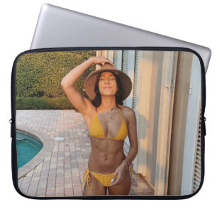 Capa Para Notebook Mulher de biquíni amarelo em pé no flo castanho