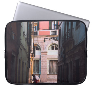 CAPA PARA NOTEBOOK MULHER DE CAMISA BRANCA E CALÇAS NEGRAS CAMINHANDO