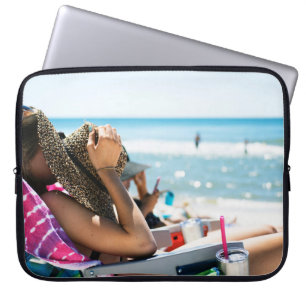 Capa Para Notebook Mulher deitada no sol solta cobrindo seu rosto com