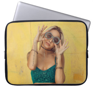 Capa Para Notebook Mulher em bralette azul segurando óculos de sol c