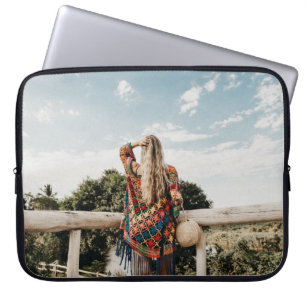 Capa Para Notebook Mulher em pé no terraço
