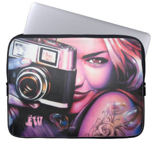 Capa Para Notebook Mulher Grafitti com Monograma de Câmera