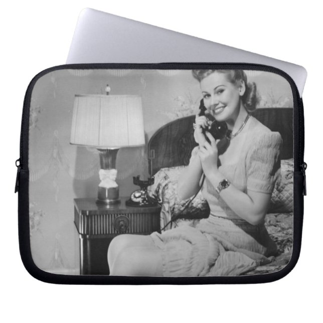 Capa Para Notebook Mulher que fala no telefone (Frente)
