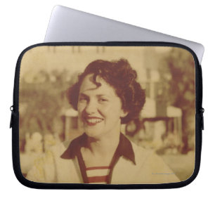 Capa Para Notebook Mulher que senta-se fora