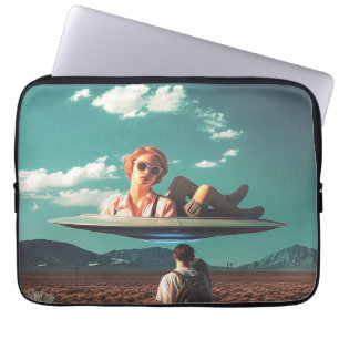 Capa Para Notebook Mulher Relaxando em OVNI no Deserto