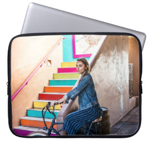 Capa Para Notebook Mulher vestindo jaqueta de denim azul e calções 