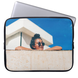 Capa Para Notebook Mulher vestindo óculos escuros