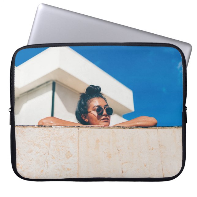 Capa Para Notebook Mulher vestindo óculos escuros (Frente)