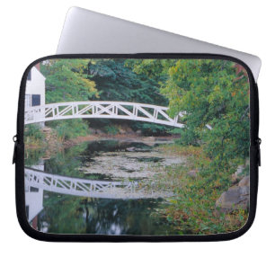 Capa Para Notebook NA, EUA, Maine. Ponte sobre o lago em Somesville.