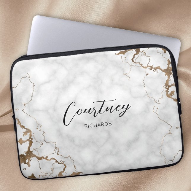 Capa Para Notebook Na moda Marble Dourado Glitter Monograma Nome ou L (Marble and gold glitter personalized laptop sleeve with space for your name or logo)