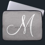 Capa Para Notebook Na moda Monograma Cinza White Script Faux Linen<br><div class="desc">Bolsa de laptop personalizada de cinza cúbica e na moda com um nome inicial de monograma branco e um nome de script a preto. A roupa é um fundo fotoefeito. Um estilo minimalista moderno e de tendência.</div>